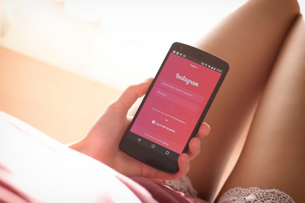 vrouw met instagram op mobiel